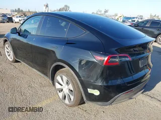 2023 Tesla Model Y Long Range z VIN 7SAYGAEEXPF673871, wystawiony jako IAAI lot #41980174 z przebiegiem 45 870 mil mil oraz . Historia ofert i sprzedaży dostępna na DreamBid. Obrazek 3.
