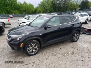 2021 Kia Seltos EX z VIN KNDERCAA6M7102971, wystawiony jako Copart lot #54679605 z przebiegiem 40 511 mil mil oraz Czysty tytuł • Clean title. Historia ofert i sprzedaży dostępna na DreamBid. Obrazek 1.