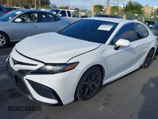 2023 Toyota Camry SE z VIN 4T1G11AK4PU148829, wystawiony jako IAAI lot #42250792 z przebiegiem 23 322 mil mil oraz . Historia ofert i sprzedaży dostępna na DreamBid. Obrazek 2.