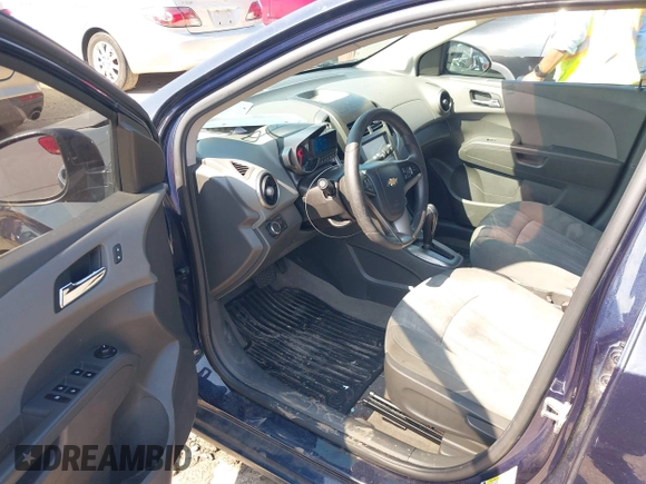 2016 Chevrolet Sonic LT z VIN 1G1JC6SH1G4121018, wystawiony jako IAAI lot #42501319 z przebiegiem 146 008 mil mil oraz . Historia ofert i sprzedaży dostępna na DreamBid. Obrazek 13.