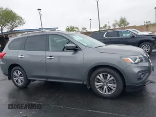 2018 Nissan Pathfinder S z VIN 5N1DR2MN2JC621860, wystawiony jako IAAI lot #42192719 z przebiegiem 52 762 mil mil oraz . Historia ofert i sprzedaży dostępna na DreamBid. Obrazek 14.