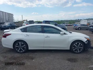 2017 Nissan Altima SR z VIN 1N4AL3AP5HC193030, wystawiony jako IAAI lot #42230730 z przebiegiem 93 001 mil mil oraz . Historia ofert i sprzedaży dostępna na DreamBid. Obrazek 12.