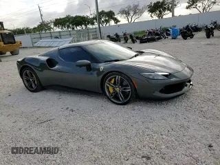 2023 Ferrari 296 GTB z VIN ZFF99SLA3P0294907, wystawiony jako Copart lot #79018584 z przebiegiem 2 504 mil mil oraz Czysty tytuł • Clean title. Historia ofert i sprzedaży dostępna na DreamBid. Obrazek 13.