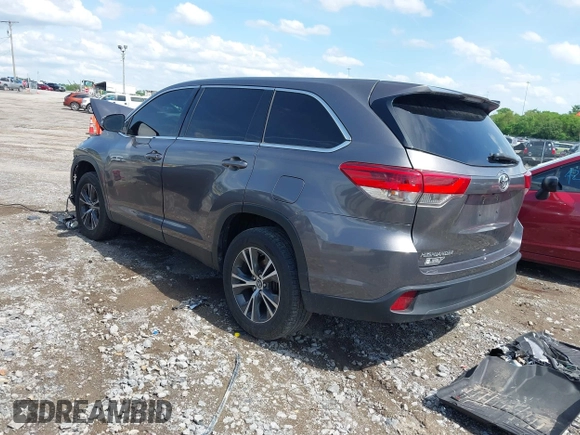 2019 Toyota Highlander LE z VIN 5TDZZRFH3KS325109, wystawiony jako IAAI lot #42160177 z przebiegiem 124 288 mil mil oraz . Historia ofert i sprzedaży dostępna na DreamBid. Obrazek 3.