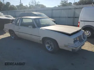 1984 Oldsmobile Cutlass Supreme z VIN 1G3AR47A5EM432583, wystawiony jako Copart lot #82311834 z przebiegiem 39 640 mil mil oraz Czysty tytuł • Clean title. Historia ofert i sprzedaży dostępna na DreamBid. Obrazek 4.