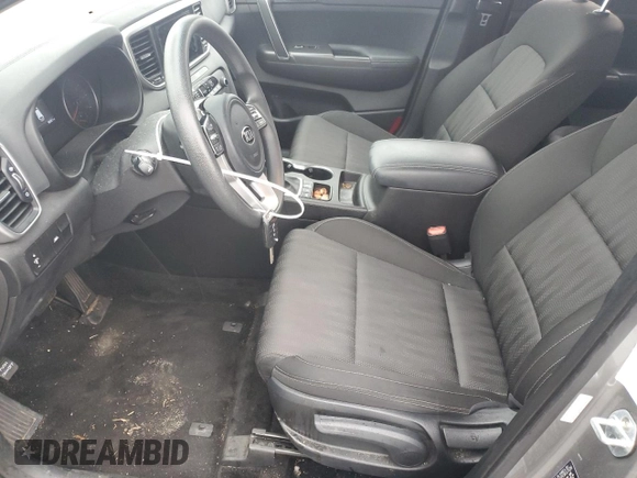 2020 Kia Sportage LX z VIN KNDPMCAC6L7650962, wystawiony jako Copart lot #42607465 z przebiegiem 56 021 mil mil oraz Szkoda całkowita • Salvage title. Historia ofert i sprzedaży dostępna na DreamBid. Obrazek 7.
