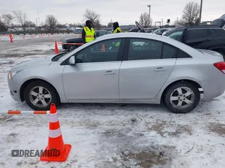 2014 Chevrolet Cruze 1LT z VIN 1G1PC5SB3E7224548, wystawiony jako IAAI lot #41318399 z przebiegiem 185 087 mil mil oraz . Historia ofert i sprzedaży dostępna na DreamBid. Obrazek 14.