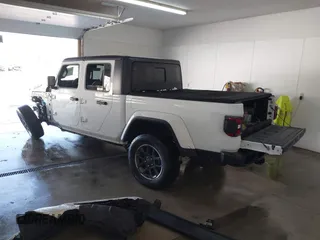 2020 Jeep Gladiator Overland with VIN 1C6HJTFG7LL139896, listed as a IAAI auction lot 41347570 with 98,484 mi miles and . Bid and sale history available at DreamBid. Image 3.