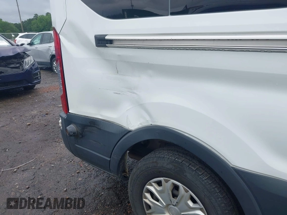 2018 Ford Transit Passenger XL z VIN 1FBAX2CM2JKA31397, wystawiony jako IAAI lot #42252424 z przebiegiem 72 434 mil mil oraz . Historia ofert i sprzedaży dostępna na DreamBid. Obrazek 17.