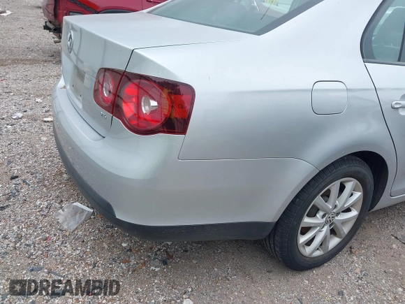 2010 Volkswagen Jetta Limited Edition z VIN 3VWRX7AJ3AM096995, wystawiony jako IAAI lot #41710936 z przebiegiem 120 875 mil mil oraz . Historia ofert i sprzedaży dostępna na DreamBid. Obrazek 6.
