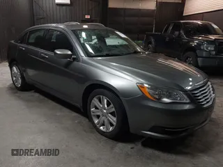 2013 Chrysler 200 Touring z VIN 1C3CCBBB2DN632705, wystawiony jako IAAI lot #42342703 z przebiegiem 40 314 mil mil oraz . Historia ofert i sprzedaży dostępna na DreamBid. Obrazek 1.