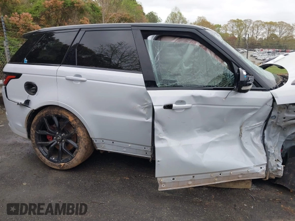 2022 Land Rover Range Rover Sport SVR z VIN SALWZ2RE8NA799627, wystawiony jako IAAI lot #41951653 z przebiegiem 29 265 mil mil oraz . Historia ofert i sprzedaży dostępna na DreamBid. Obrazek 18.