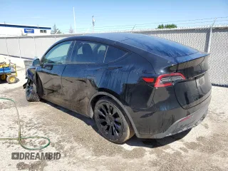 2024 Tesla Model Y z VIN 7SAYGDEDXRF991226, wystawiony jako Copart lot #62090255 z przebiegiem 42 853 mil mil oraz Szkoda całkowita • Salvage title. Historia ofert i sprzedaży dostępna na DreamBid. Obrazek 2.