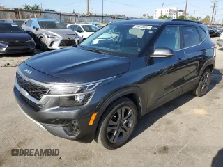 2023 Kia Seltos S z VIN KNDEU2AA1P7394185, wystawiony jako Copart lot #56978355 z przebiegiem 48 202 mil mil oraz Szkody całkowita. Historia ofert i sprzedaży dostępna na DreamBid. Obrazek 1.