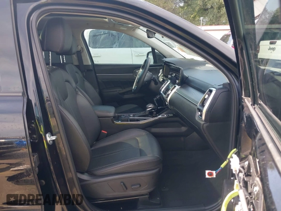 2023 Kia Sorento SX z VIN 5XYRK4LFXPG202339, wystawiony jako IAAI lot #42463572 z przebiegiem 27 928 mil mil oraz . Historia ofert i sprzedaży dostępna na DreamBid. Obrazek 5.