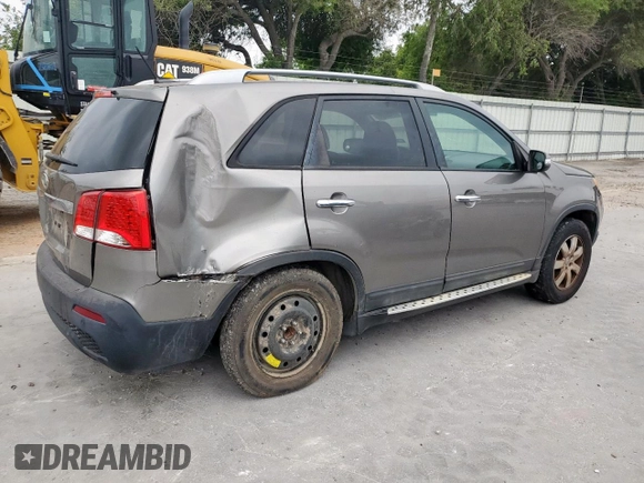 2012 Kia Sorento LX z VIN 5XYKT3A6XCG220216, wystawiony jako Copart lot #57467095 z przebiegiem 116 672 mil mil oraz Szkoda całkowita • Salvage title. Historia ofert i sprzedaży dostępna na DreamBid. Obrazek 3.