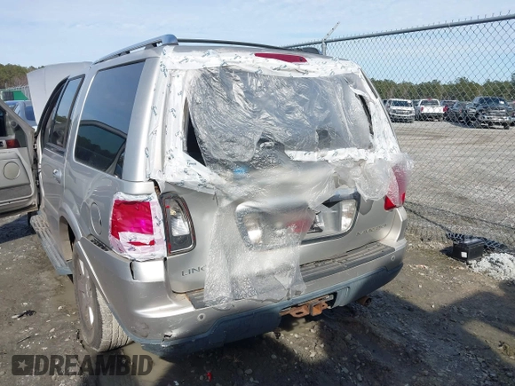2005 Lincoln Navigator Luxury with VIN 5LMFU28535LJ01574, listed as a IAAI auction lot 41453324 with 197,935 mi miles. Bid and sale history available at carsss.com. Image 6.