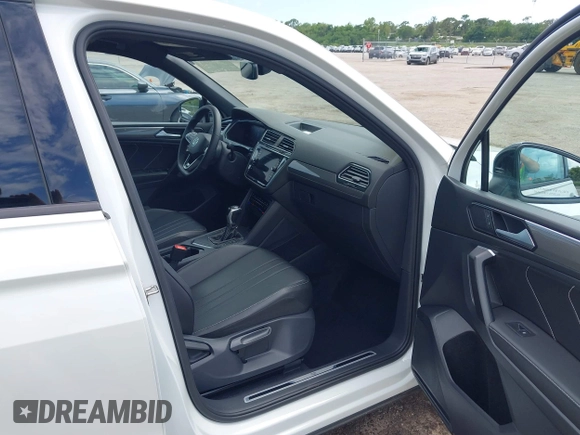 2022 Volkswagen Tiguan SE R-Line Black z VIN 3VVCB7AX8NM105497, wystawiony jako IAAI lot #42506294 z przebiegiem 29 821 mil mil oraz . Historia ofert i sprzedaży dostępna na DreamBid. Obrazek 5.