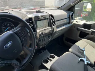 2019 Ford F-550 XL z VIN 1FDUF5GTXKED16424, wystawiony jako Copart lot #58211125 z przebiegiem 200 684 mil mil oraz Szkody całkowita. Historia ofert i sprzedaży dostępna na DreamBid. Obrazek 9.