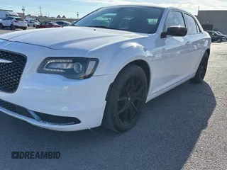 2018 Chrysler 300 Touring z VIN 2C3CCAAG0JH281983, wystawiony jako Copart lot #50268725 z przebiegiem 209 195 mil mil oraz Czysty tytuł • Clean title. Historia ofert i sprzedaży dostępna na DreamBid. Obrazek 2.