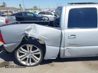 2005 Chevrolet Silverado 1500 LS z VIN 2GCEC13TX51171276, wystawiony jako IAAI lot #41861847 z przebiegiem 163 237 mil mil oraz . Historia ofert i sprzedaży dostępna na DreamBid. Obrazek 17.