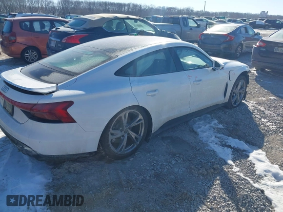 2024 Audi e-tron GT Premium Plus z VIN WAUFJBFW6R7004635, wystawiony jako IAAI lot #41409251 z przebiegiem 7718 mil mil oraz . Historia ofert i sprzedaży dostępna na DreamBid. Obrazek 4.