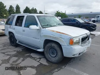 2000 Cadillac Escalade z VIN 1GYEK63R9YR180416, wystawiony jako IAAI lot #42200278 z przebiegiem 145 848 mil mil oraz . Historia ofert i sprzedaży dostępna na DreamBid. Obrazek 1.
