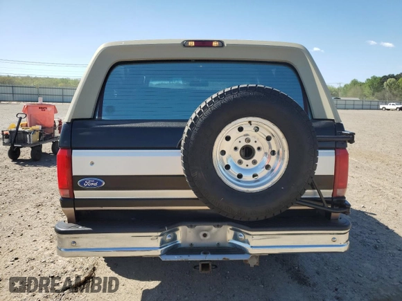 1994 Ford Bronco Custom with VIN 1FMEU15H2RLB24261, listed as a Copart auction lot 52582645 with 215,931 mi miles and Clean Title. Bid and sale history available at DreamBid. Image 6.