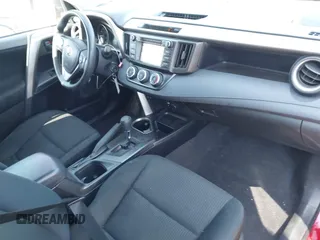 2017 Toyota RAV4 LE z VIN JTMZFREV8HJ118589, wystawiony jako IAAI lot #41975906 z przebiegiem 77 934 mil mil oraz . Historia ofert i sprzedaży dostępna na DreamBid. Obrazek 5.