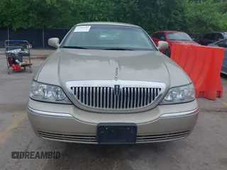 2009 Lincoln Town Car Signature Limited z VIN 2LNHM82V49X617314, wystawiony jako IAAI lot #42307140 z przebiegiem 85 385 mil mil oraz . Historia ofert i sprzedaży dostępna na DreamBid. Obrazek 6.