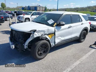 2020 Ford Police Interceptor Utility z VIN 1FM5K8AB0LGD09716, wystawiony jako IAAI lot #42054545 z przebiegiem 106 253 mil mil oraz . Historia ofert i sprzedaży dostępna na DreamBid. Obrazek 2.