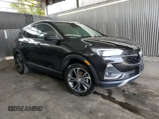 2021 Buick Encore GX Essence z VIN KL4MMFSL2MB153547, wystawiony jako Copart lot #64691745 z przebiegiem 126 665 mil mil oraz Czysty tytuł • Clean title. Historia ofert i sprzedaży dostępna na DreamBid. Obrazek 4.