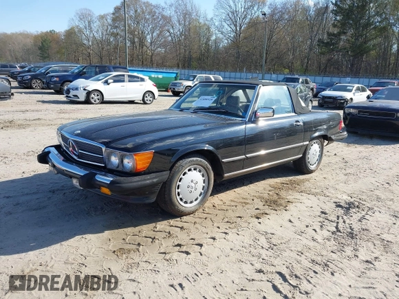 1986 Mercedes-Benz 560 SL z VIN WDBBA48D2GA055024, wystawiony jako IAAI lot #41888928 z przebiegiem 118 569 mil mil oraz . Historia ofert i sprzedaży dostępna na DreamBid. Obrazek 2.