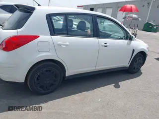 2010 Nissan Versa S z VIN 3N1BC1CP7AL457734, wystawiony jako IAAI lot #42418882 z przebiegiem 194 207 mil mil oraz . Historia ofert i sprzedaży dostępna na DreamBid. Obrazek 13.