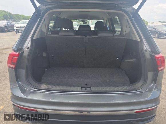 2024 Volkswagen Tiguan SE with VIN 3VV3B7AX6RM103866, listed as a IAAI auction lot 42751181 with 31,978 mi miles and . Bid and sale history available at DreamBid. Image 8.