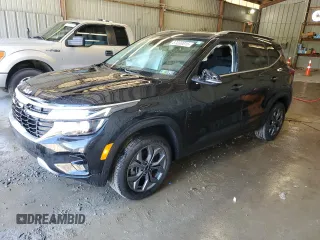 2024 Kia Seltos S z VIN KNDEUCAA4R7589092, wystawiony jako Copart lot #57033015 z przebiegiem 6 390 mil mil oraz Szkoda całkowita • Salvage title. Historia ofert i sprzedaży dostępna na DreamBid. Obrazek 1.