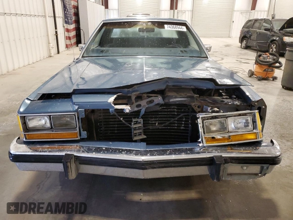 1987 Ford Crown Victoria z VIN 2FABP71F2HX156902, wystawiony jako Copart lot #74368944 z przebiegiem 77 708 mil mil oraz Szkoda całkowita • Salvage title. Historia ofert i sprzedaży dostępna na DreamBid. Obrazek 5.