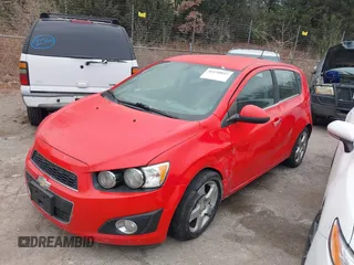 2015 Chevrolet Sonic LTZ z VIN 1G1JE6SB7F4198089, wystawiony jako IAAI lot #41150037 z przebiegiem 123 568 mil mil oraz . Historia ofert i sprzedaży dostępna na DreamBid. Obrazek 2.