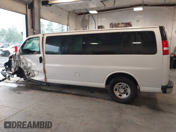 2018 Chevrolet Express Passenger LT z VIN 1GAZGPFG3J1267167, wystawiony jako IAAI lot #42320536 z przebiegiem 81 068 mil mil oraz . Historia ofert i sprzedaży dostępna na DreamBid. Obrazek 14.