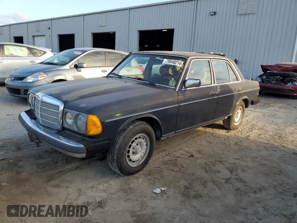 1983 Mercedes-Benz 300 D z VIN WDBAB33A8DB025998, wystawiony jako Copart lot #79548214 z przebiegiem 232 276 mil mil oraz Czysty tytuł • Clean title. Historia ofert i sprzedaży dostępna na DreamBid. Obrazek 1.