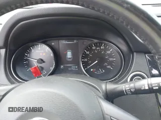 2017 Nissan Rogue SL z VIN JN8AT2MV7HW025973, wystawiony jako IAAI lot #42000657 z przebiegiem 131 762 mil mil oraz . Historia ofert i sprzedaży dostępna na DreamBid. Obrazek 7.
