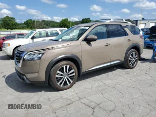2024 Nissan Pathfinder Platinum z VIN 5N1DR3DH1RC289292, wystawiony jako Copart lot #57518075 z przebiegiem 12 138 mil mil oraz Szkoda całkowita • Salvage title. Historia ofert i sprzedaży dostępna na DreamBid. Obrazek 1.