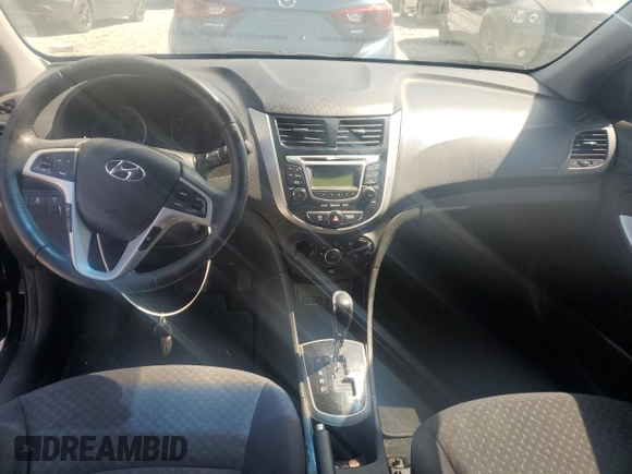 2013 Hyundai Accent SE z VIN KMHCU5AE1DU075065, wystawiony jako Copart lot #51508615 z przebiegiem 196 419 mil mil oraz Czysty tytuł • Clean title. Historia ofert i sprzedaży dostępna na DreamBid. Obrazek 8.