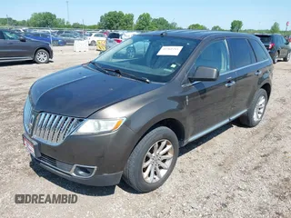 2011 Lincoln MKX z VIN 2LMDJ8JK7BBJ01678, wystawiony jako IAAI lot #42361211 z przebiegiem 131 537 mil mil oraz . Historia ofert i sprzedaży dostępna na DreamBid. Obrazek 2.