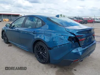 2025 Toyota Camry LE z VIN 4T1DAACK4SU518573, wystawiony jako IAAI lot #42368770 z przebiegiem 30 727 mil mil oraz . Historia ofert i sprzedaży dostępna na DreamBid. Obrazek 3.