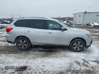 2017 Nissan Pathfinder SV z VIN 5N1DR2MN2HC687013, wystawiony jako IAAI lot #41362733 z przebiegiem 129 832 mil mil oraz . Historia ofert i sprzedaży dostępna na DreamBid. Obrazek 13.