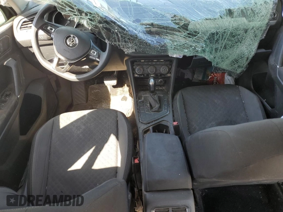 2018 Volkswagen Tiguan S z VIN 3VV1B7AX6JM147216, wystawiony jako Copart lot #52449345 z przebiegiem Nie podano mil oraz Szkoda całkowita • Salvage title. Historia ofert i sprzedaży dostępna na DreamBid. Obrazek 8.