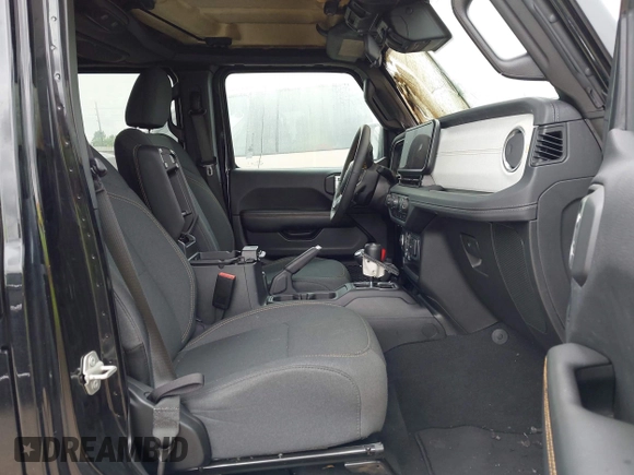 2024 Jeep Wrangler Sahara z VIN 1C4RJXP64RW270477, wystawiony jako IAAI lot #42782122 z przebiegiem Nie podano mil oraz . Historia ofert i sprzedaży dostępna na DreamBid. Obrazek 5.