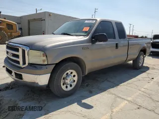 2005 Ford Super Duty F-250 XL with VIN 1FTSX205X5EA72216, listed as a Copart auction lot 71741104 with 217,205 mi miles and Salvage Title. Bid and sale history available at carsss.com. Image 1.