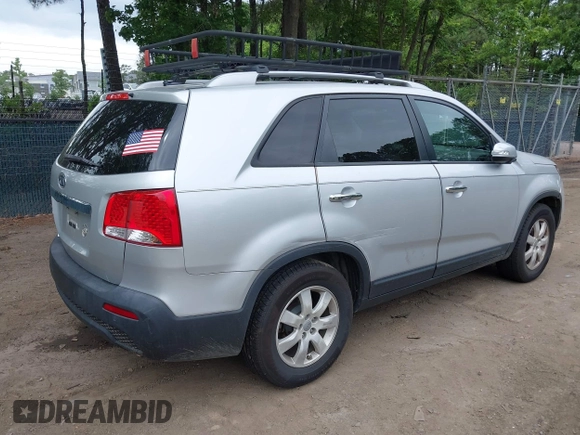 2013 Kia Sorento LX z VIN 5XYKT3A60DG338695, wystawiony jako IAAI lot #42252721 z przebiegiem 200 000 mil mil oraz . Historia ofert i sprzedaży dostępna na DreamBid. Obrazek 4.